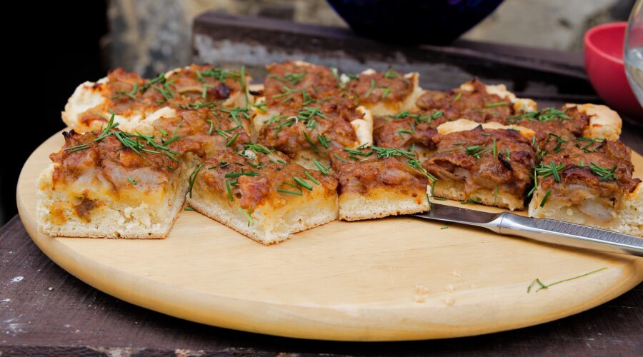 Hausgemachte Pizza auf einem Backblech – die sizilianische PizzalösungPREMIUM 