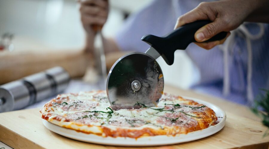 Pizzascheren – warum sind sie das richtige Werkzeug, um neapolitanische Pizza zu schneiden?