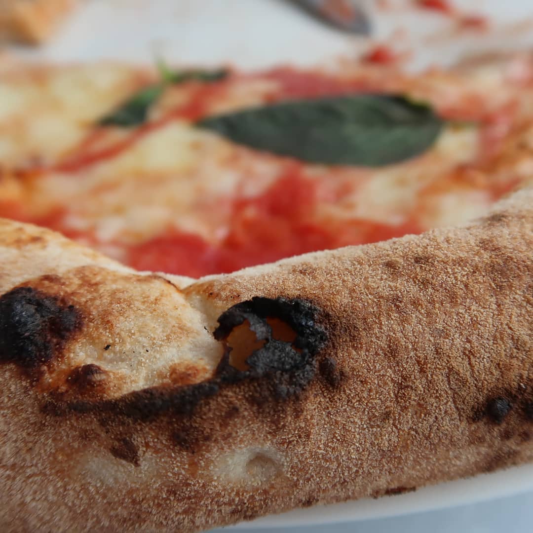 Máte rádi okraje pizzy? Na Neapolské pizze jsou fantastické. Jak ji udělat najdete na www.pizzaguru.cz #pizza #pizzanapoletana #jidlo #vikend #bezeidamu