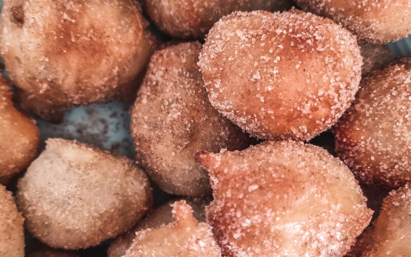 Zeppole: Sladký italský jednoduchý dezert podobný koblihám