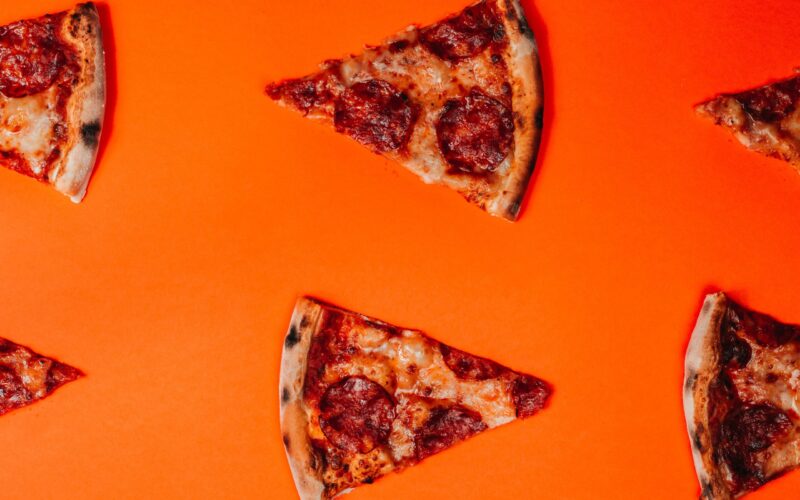 Italská pizza vs. americká pizza: srovnání rozdílů a oblíbenosti